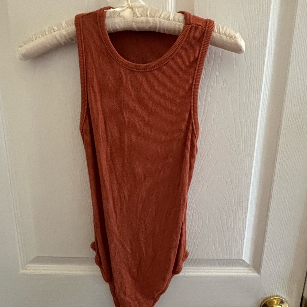 PrettyLittleThing Ribbed Sleeveless Bodysuit in Rust